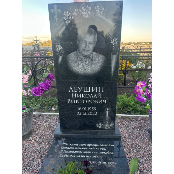 Памятник из гранита классический вертикальный на одного человека (Габбро-Диабаз)