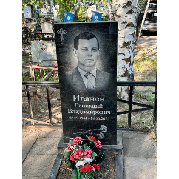 Памятник из гранита классический вертикальный на одного человека (Габбро-Диабаз)