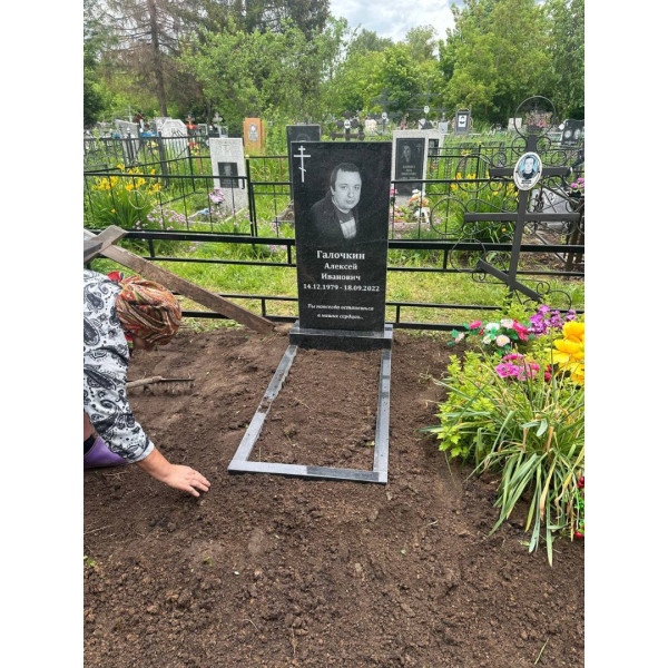 Памятник из гранита классический вертикальный на одного человека (Габбро-Диабаз)