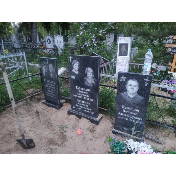 Памятник из гранита классический вертикальный на одного человека (Габбро-Диабаз)