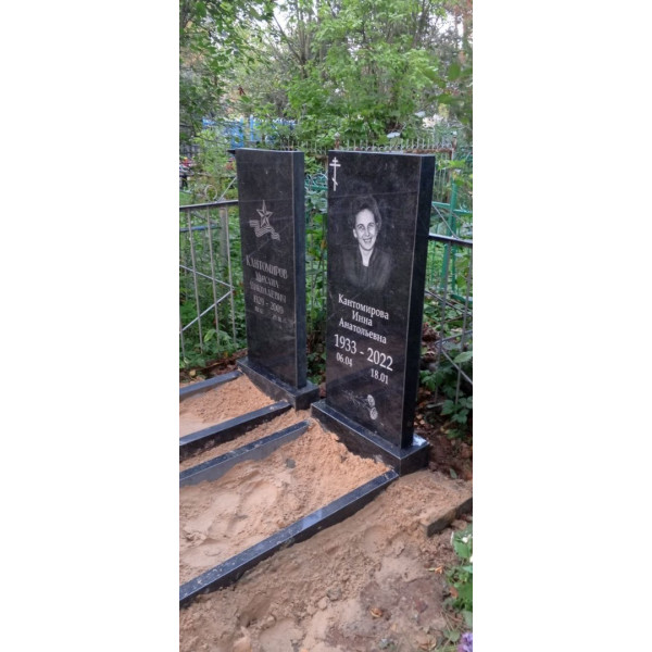 Памятник из гранита классический вертикальный на одного человека (Габбро-Диабаз)