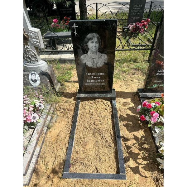 Памятник из гранита классический вертикальный на одного человека (Габбро-Диабаз)