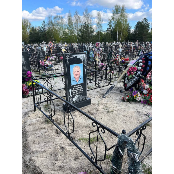Памятник из гранита классический вертикальный на одного человека (Габбро-Диабаз)