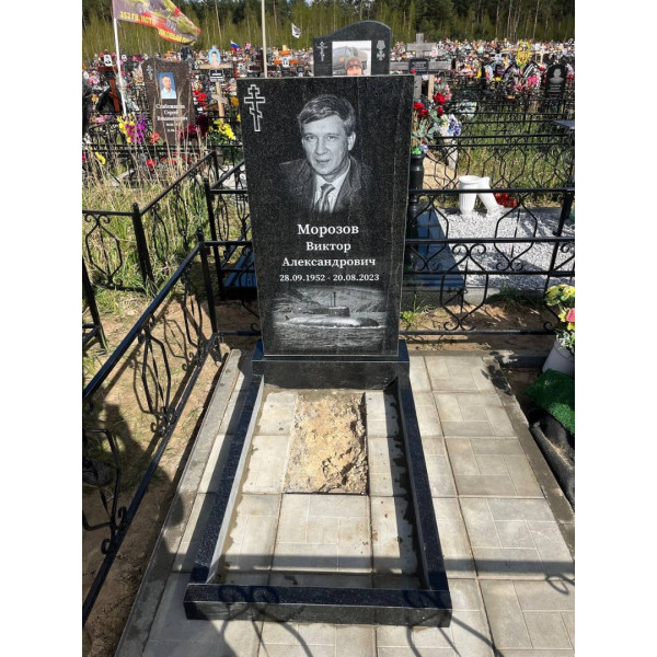 Памятник из гранита классический вертикальный на одного человека (Габбро-Диабаз)